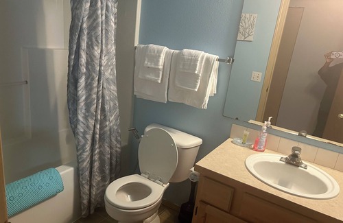 Des Moines Casa | Newly Renovated Downstairs 3BR/2BA Suite — Near Airport + Laundry + Parking