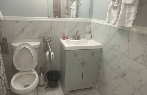 Des Moines Casa | Newly Renovated Downstairs 3BR/2BA Suite — Near Airport + Laundry + Parking