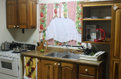 Molynes Gardens Apartamento | ¡Recientemente renovado! Amueblado Apt. De 1 hab., Área cerrada de Community Red Hills