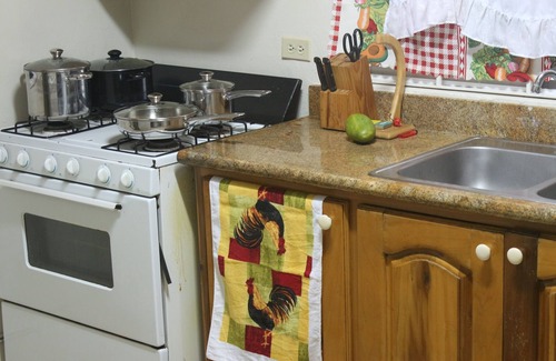 Molynes Gardens Apartamento | ¡Recientemente renovado! Amueblado Apt. De 1 hab., Área cerrada de Community Red Hills