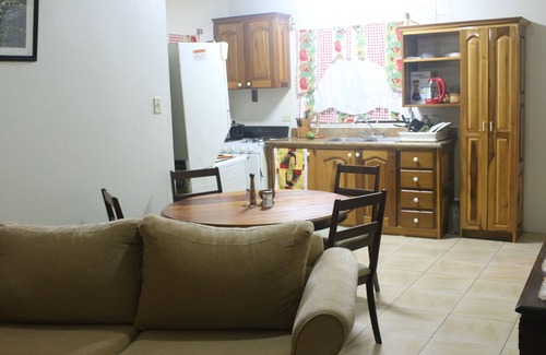 Molynes Gardens Apartamento | ¡Recientemente renovado! Amueblado Apt. De 1 hab., Área cerrada de Community Red Hills