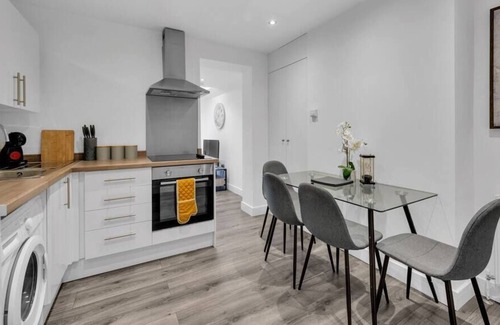 Croham Apartamento | Newly Renovated: Contemporary Haven w/ Outdoor