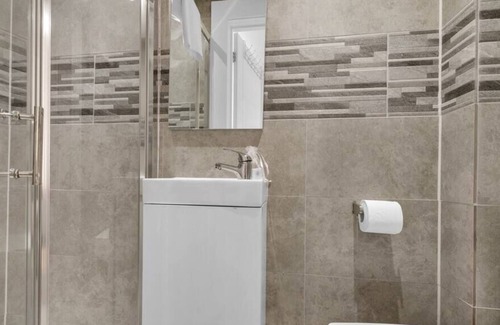 Croham Apartamento | Newly Renovated: Contemporary Haven w/ Outdoor