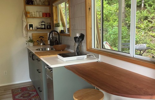 Roberts Creek Cabina | Newly renovated hilltop Cabin in Roberts Creek close to Gibsons and beach