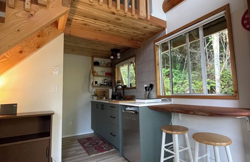 Roberts Creek Cabina | Newly renovated hilltop Cabin in Roberts Creek close to Gibsons and beach
