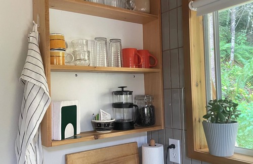 Roberts Creek Cabina | Newly renovated hilltop Cabin in Roberts Creek close to Gibsons and beach
