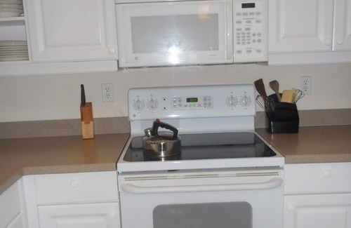 Charlotte Harbor Condominio | Apartamento espacioso, piscina climatizada, bañera de hidromasaje, sala de ejercicios, WiFi gratis y ascensor