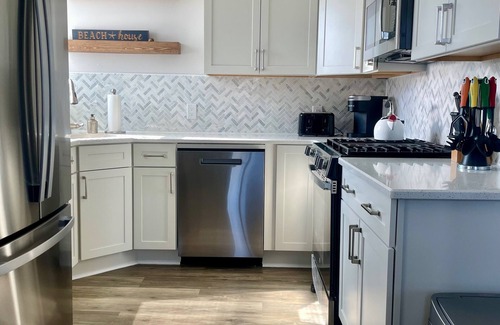 Cape May Condominio | Newly Renovated in 2025! 3bdrm/2bth condo. Dog friendly. Walk to town & beach!