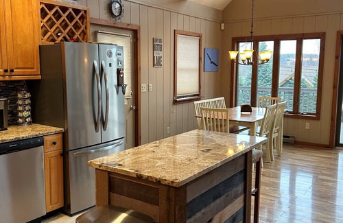 Lakeville Casa | Newly renovated kitchen, 3 Bed/2 Bath, Finished Basement w/game room!!