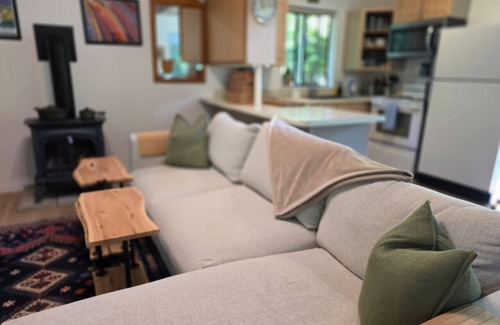 Point Roberts Casa | Newly Renovated, Light-Filled Cabin