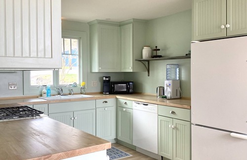 Auburn Cabaña | Newly Renovated Lake Cottage - available for the very first season!
