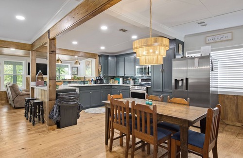 Negreet Casa | Newly Renovated Lakefront home with boat house, launch and 2 piers!