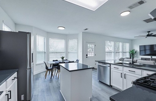 The Colony Casa | Newly Renovated Luxury 5BR – Family & Game Room