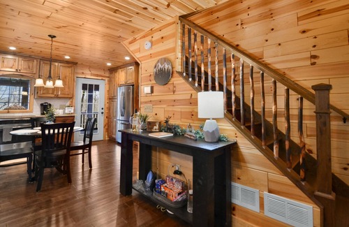 Dahlonega Cabina | Newly Renovated Luxury Cabin w/Hot tub & Fire pit!