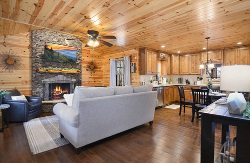 Dahlonega Cabina | Newly Renovated Luxury Cabin w/Hot tub & Fire pit!