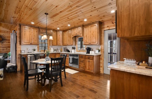 Dahlonega Cabina | Newly Renovated Luxury Cabin w/Hot tub & Fire pit!