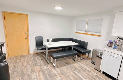 O'Hare Apartamento | Newly renovated luxurious apartment unit with beautiful art, decor and life