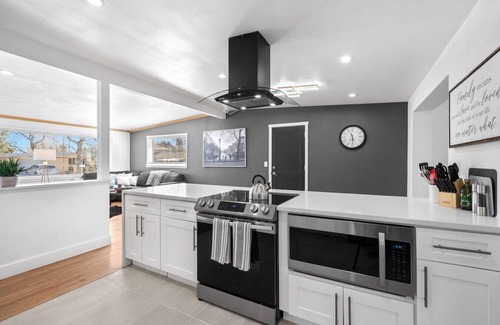 Alta Vista Area Casa | Newly Renovated Mid-Mod Home near Olde Town Arvada
