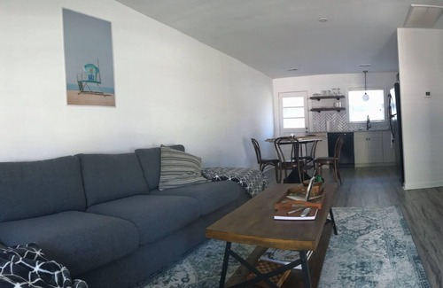 Charleston Casa | Moderno, recientemente renovado, 2 habitaciones, 1 baño cerca del centro - Puerta roja