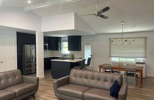 Greensboro Casa | Newly Renovated Modern Home