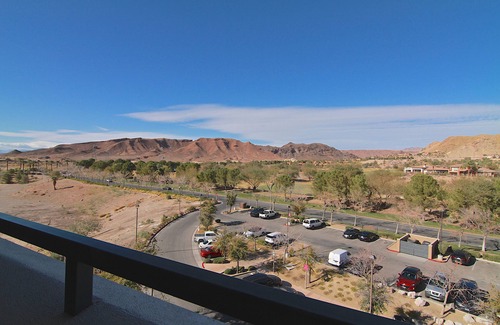 Lake Las Vegas Apartamento | Newly Renovated Modern Condo