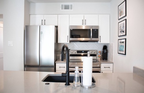 Barton Hills Condominio | Newly Renovated Modern Condo- Walk to Zilker & Barton Springs! Private backyard!