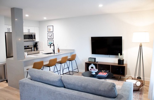 Barton Hills Condominio | Newly Renovated Modern Condo- Walk to Zilker & Barton Springs! Private backyard!