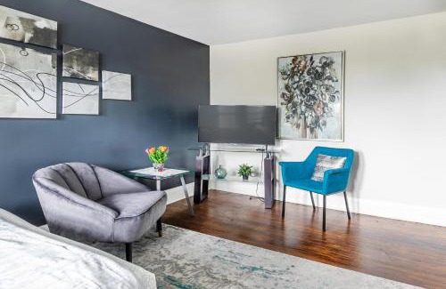 Hamilton Apartamento | Newly Renovated Modern Studio on James St South