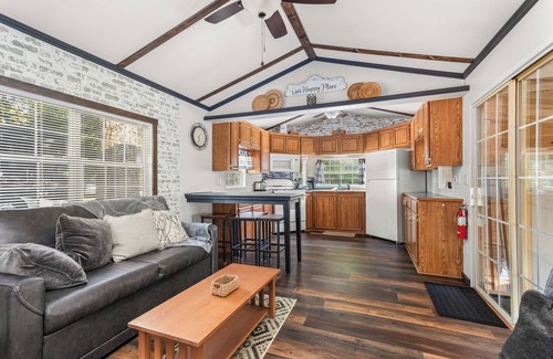 Brimfield Casa | Newly Renovated Park Model in Quiet Campground