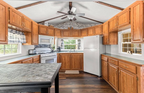 Brimfield Casa | Newly Renovated Park Model in Quiet Campground