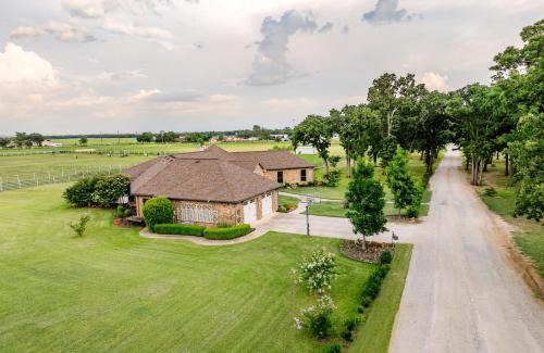 Weston Casa | Newly Renovated Private Ranch Get-A-Way