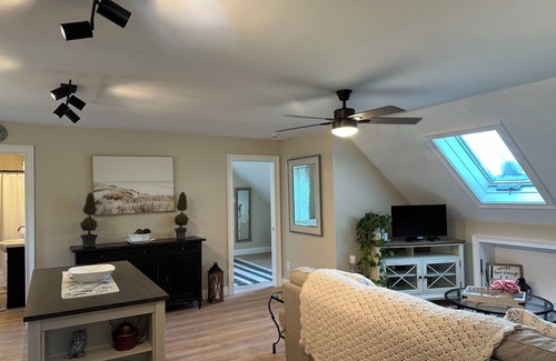 Westerly Cabaña | Newly renovated private loft!