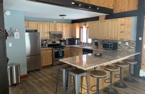 Mount Holly Chalet De Esquí | Recientemente renovado casa de estilo rústico con baños de lujo y vistas a la montaña, Sereni