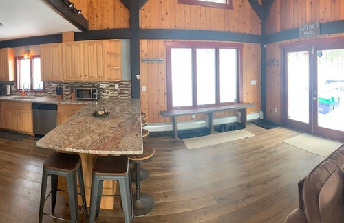 Mount Holly Chalet De Esquí | Recientemente renovado casa de estilo rústico con baños de lujo y vistas a la montaña, Sereni