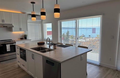 Powell River Apartamento | Newly Renovated. Spectacular ocean view with gourmet kitchen.