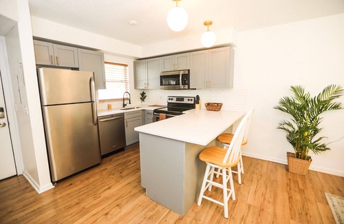 St. Petersburg - Clearwater Casa | NEWLY RENOVATED SOPHISTICATED INDUSTRIAL TOWN HOME