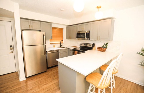 St. Petersburg - Clearwater Casa | NEWLY RENOVATED SOPHISTICATED INDUSTRIAL TOWN HOME
