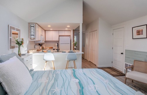 Downtown Cannon Beach Casa | Newly Renovated Sunny Cannon Beach Studio cottage, stroll to beach & town
