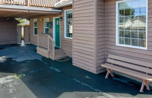 Downtown Cannon Beach Casa | Newly Renovated Sunny Cannon Beach Studio cottage, stroll to beach & town