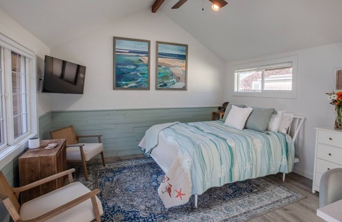 Downtown Cannon Beach Casa | Newly Renovated Sunny Cannon Beach Studio cottage, stroll to beach & town