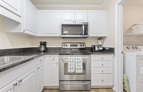 Vaught Condominio | Newly Renovated Sunny Condo w/ Pool, Gym & Free Parking