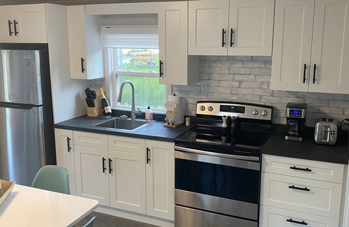 Bertrand Chalet De Esquí | Newly renovated tiny house on the banks of the Caraquet River