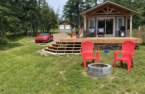 Bertrand Chalet De Esquí | Newly renovated tiny house on the banks of the Caraquet River