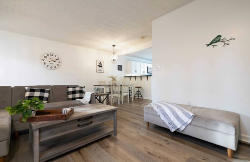 Cartersville Casa | Newly Renovated Townhome with THREE KING-SIZE beds