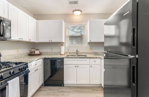 Woodstock Casa | Newly Renovated Townhome/Walking Distance to DT