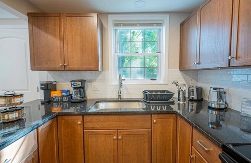 Dearborn Casa | Newly Renovated Townhouse on a Tranquil Street