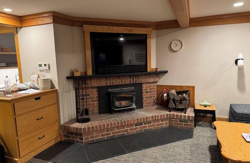 Moscow Cabaña | Newly renovated Trapp Family Lodge 2-bedroom Guest House-available Dec 6th-13th