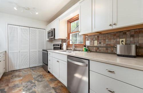 Highlands Casa | Newly renovated, *Two Cubs Cottage*