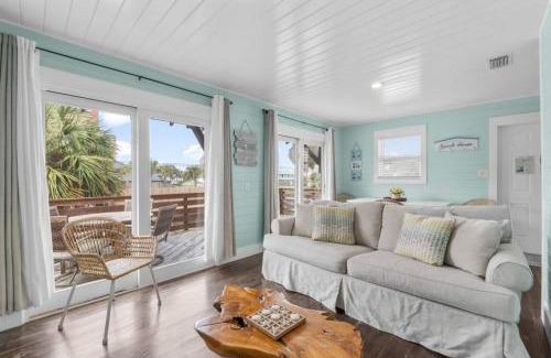 Holiday Beach Casa | Newly Renovated 2 Bedroom Beach House Free Parking