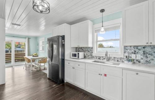 Holiday Beach Casa | Newly Renovated 2 Bedroom Beach House Free Parking